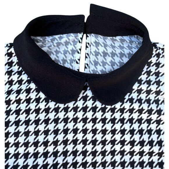 Black & White Houndstooth Collared Short Sleeve Top With Keyhole Back Closure - Picture 3 of 7